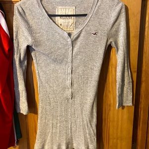 Long sleeve with buttons.